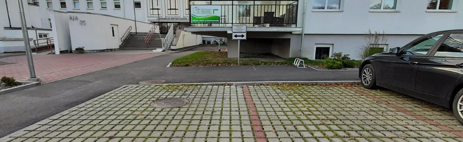 Invaru Kuressaare esinduse juurde loodi kaks tähistatud parkimiskohta